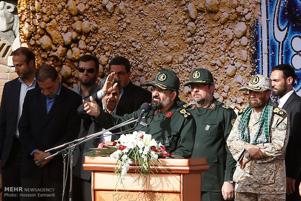 عکس/ احمدی‌نژاد در تشییع شهدای غواص
