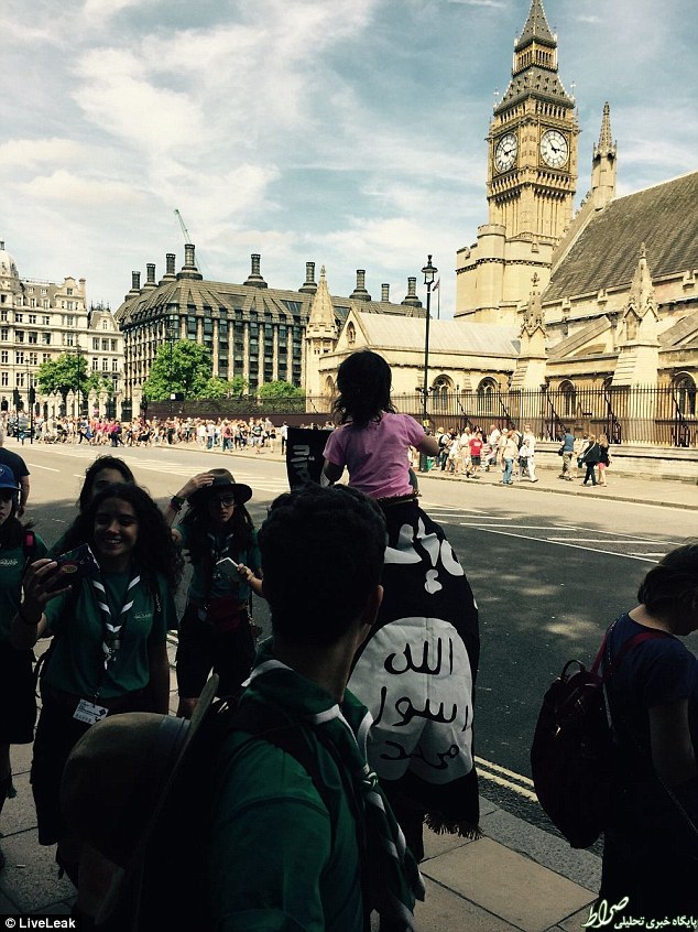 قدم زدن با پرچم داعش در لندن! +عکس