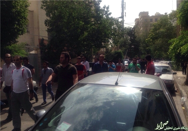 تجمع پرسپولیسی‌ها مقابل باشگاه/ چنددستگی هواداران و دخالت ناجا +تصاویر