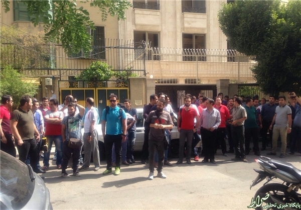 تجمع پرسپولیسی‌ها مقابل باشگاه/ چنددستگی هواداران و دخالت ناجا +تصاویر