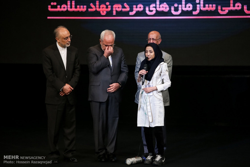 عکس/ اشک ظریف هنگام سخنرانی یک دختر