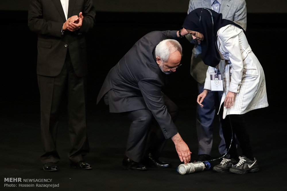 عکس/ اشک ظریف هنگام سخنرانی یک دختر