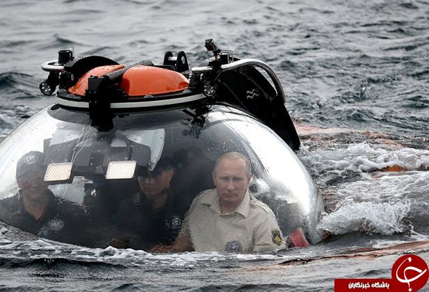 عکس/ پوتین سوار بر زیر دریایی