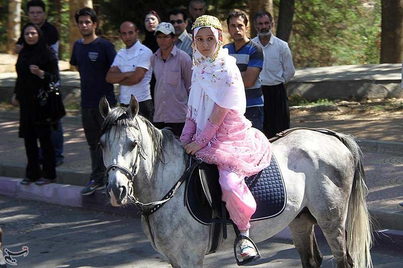 عکس/ استقبال دختر کردی از روحانی با اسب