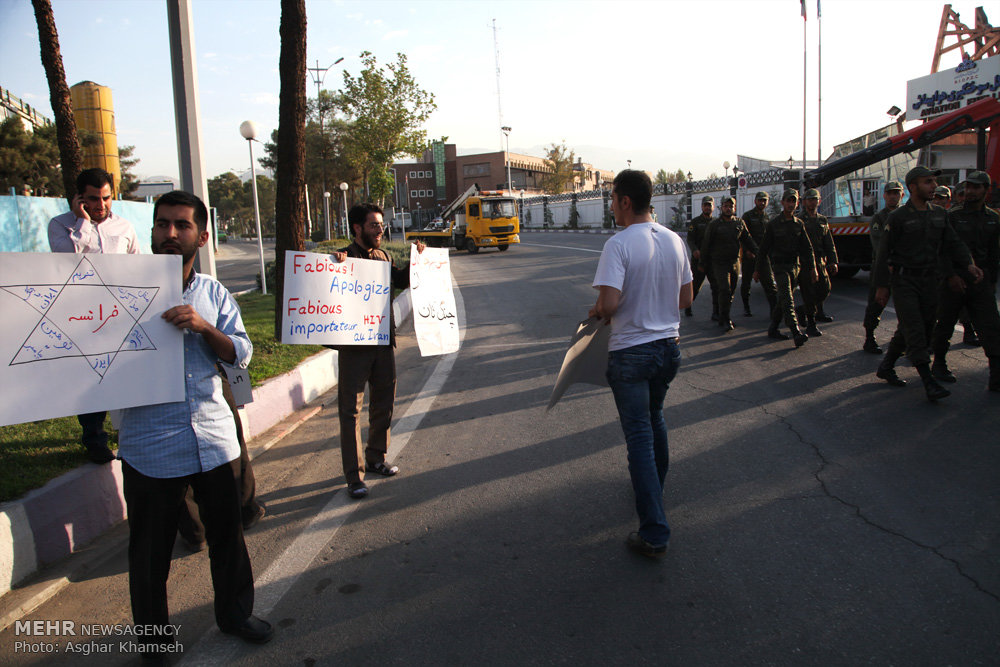 اعتراض دانشجویان به سفر وزیرامورخارجه فرانسه به تهران