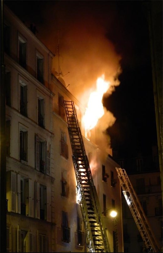 ۸ کشته در آتش‌سوزی مرکز پاریس+عکس
