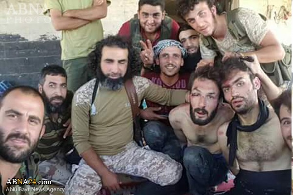 عکس یادگاری با اسرای داعشی!
