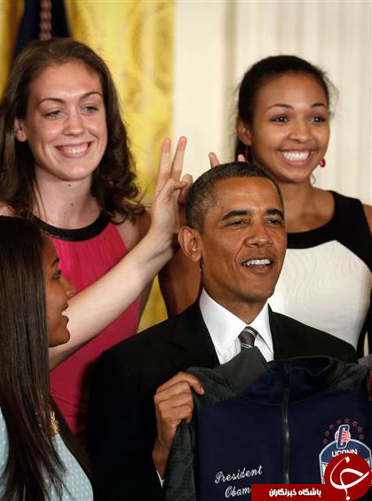 تصاویر/ شوخی دختران بسکتبالیست با اوباما
