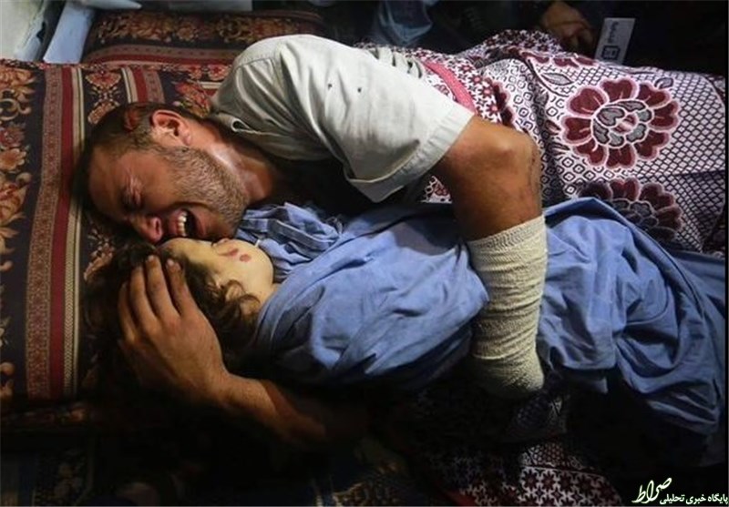 وداع پدر فلسطینی با دختر شهیدش +عکس