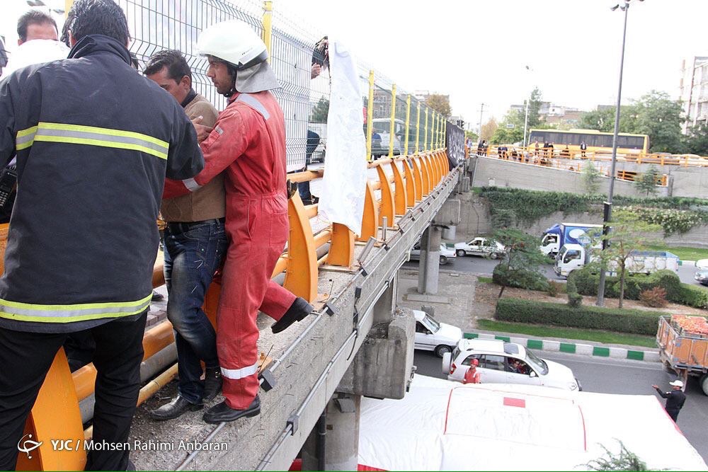 خودکشی نافرجام روی پل استقلال+تصاویر
