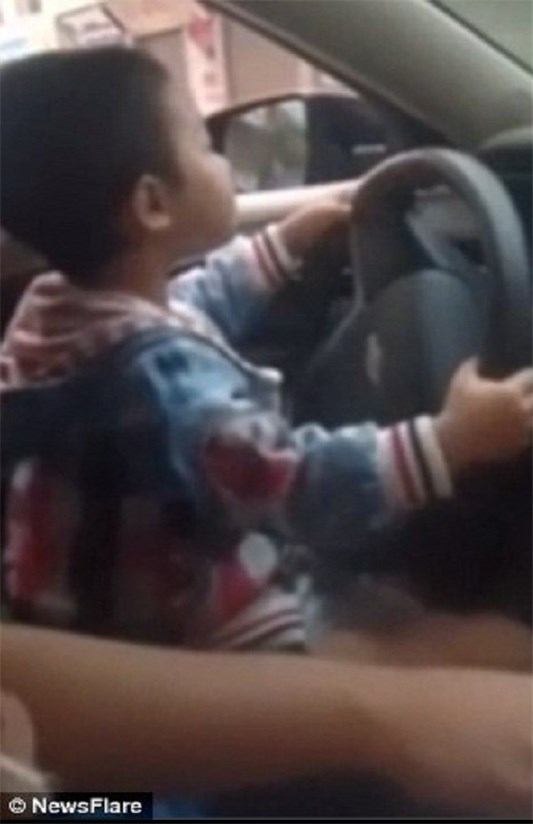 رانندگی کودک ۴ ساله در بزرگراه +عکس‌