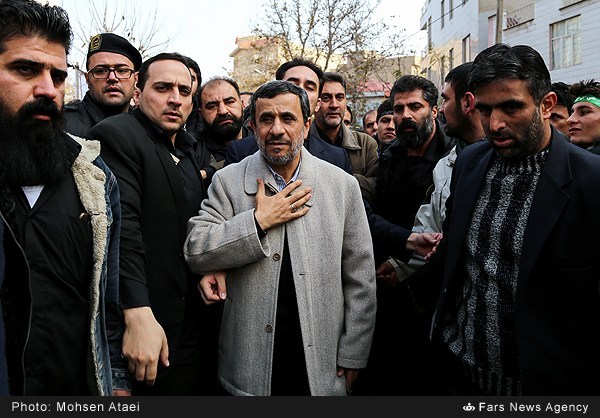 عکس/ احمدی‌نژاد در تشییع شهدای گمنام