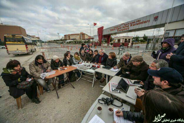 عکس/ تحریریه روزنامه ترک مقابل زندان