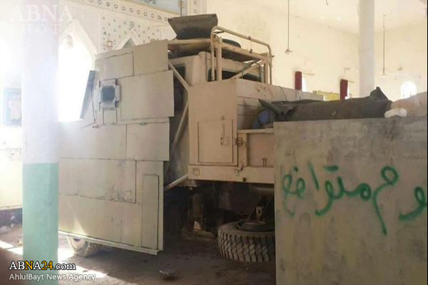 خودرو نظامی داعش در محراب مسجد!+عکس