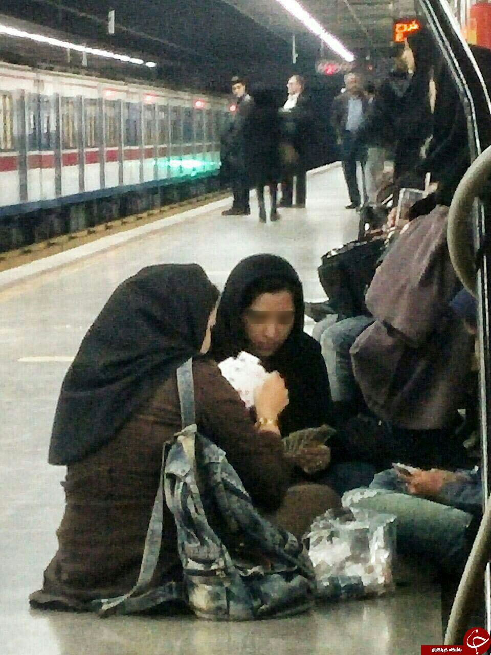 ورق بازی دختران در مترو +عکس