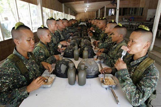 عکس/ تمرین زنان ارتش هنگام غذا