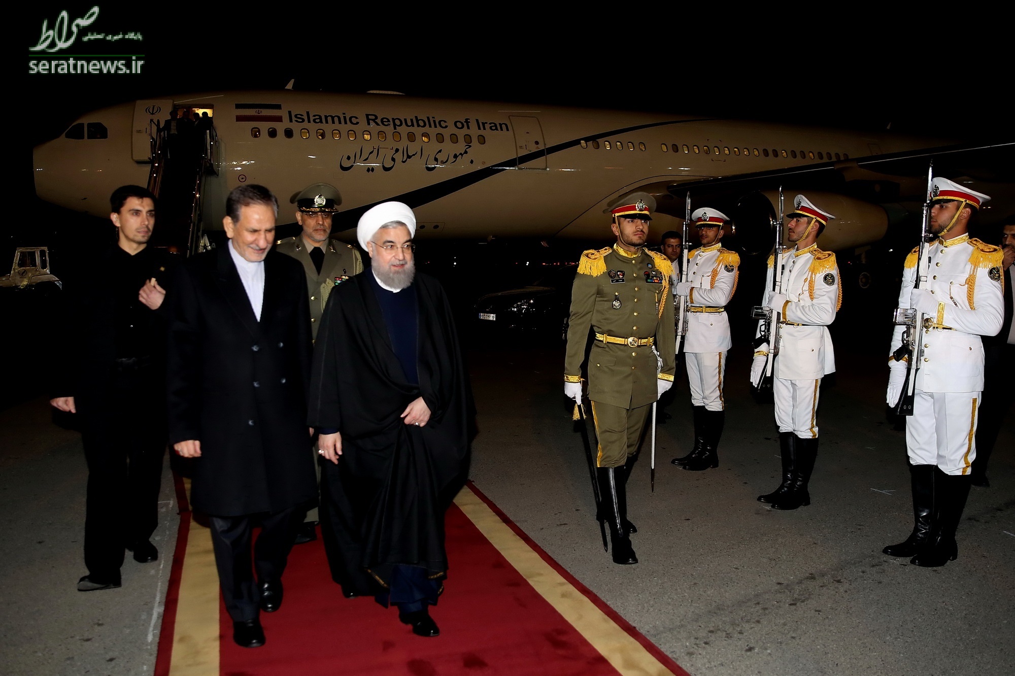 عکس/ چه کسی به استقبال روحانی در فرودگاه رفت؟