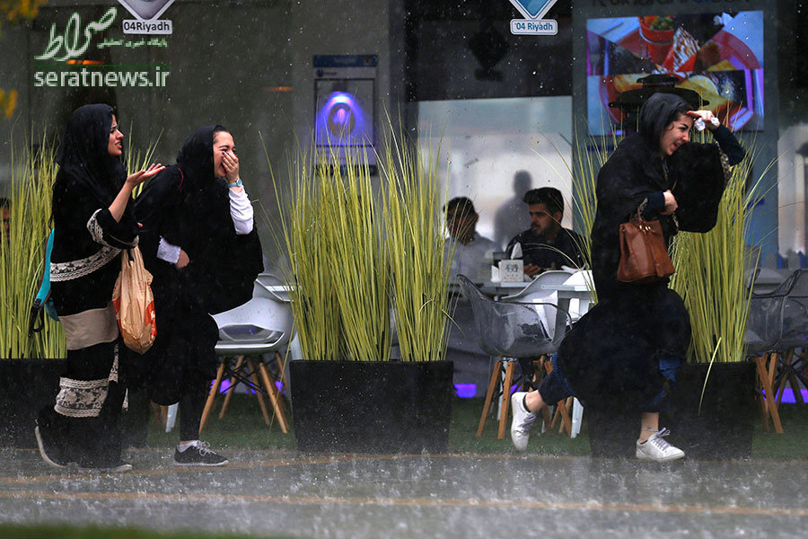 عکس/ فرار دختران عربستانی از باران شدید ریاض