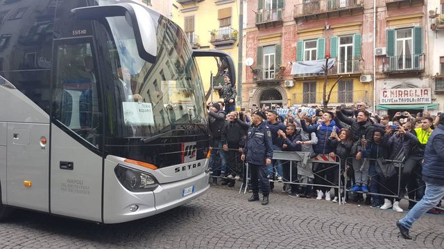 استقبال از رئال مادرید با توهین و پیتزا CR7 + عکس