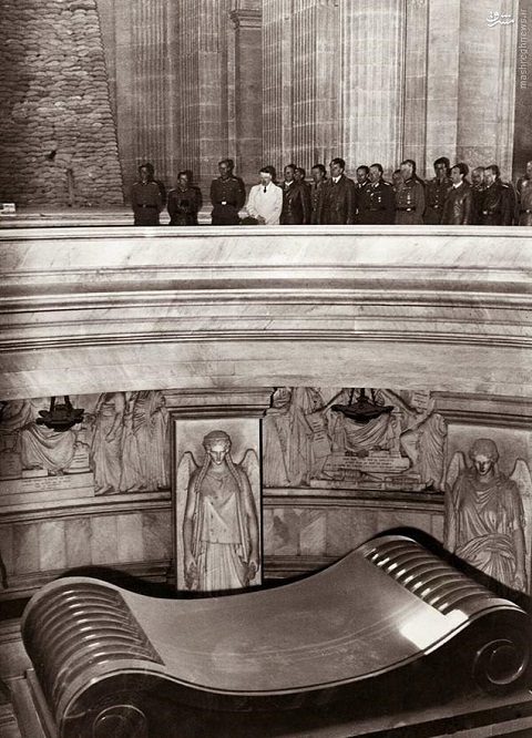 عکس/ آقای دیکتاتور در مقبره ناپلئون