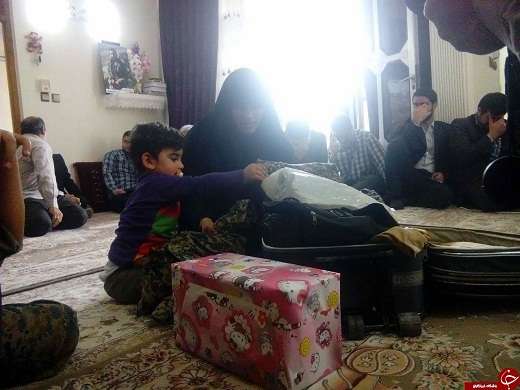مراسم تحویل چمدان یک شهید مدافع حرم به خانواده+عکس