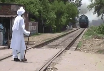 فیلم/ مرتاض هندی قطار را متوقف می‌کند!