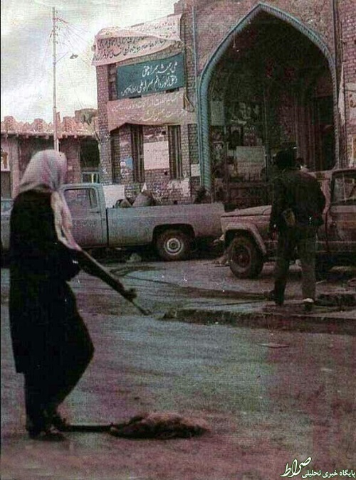 عکس/ بانوی ایرانی اسلحه به دست برای دفاع