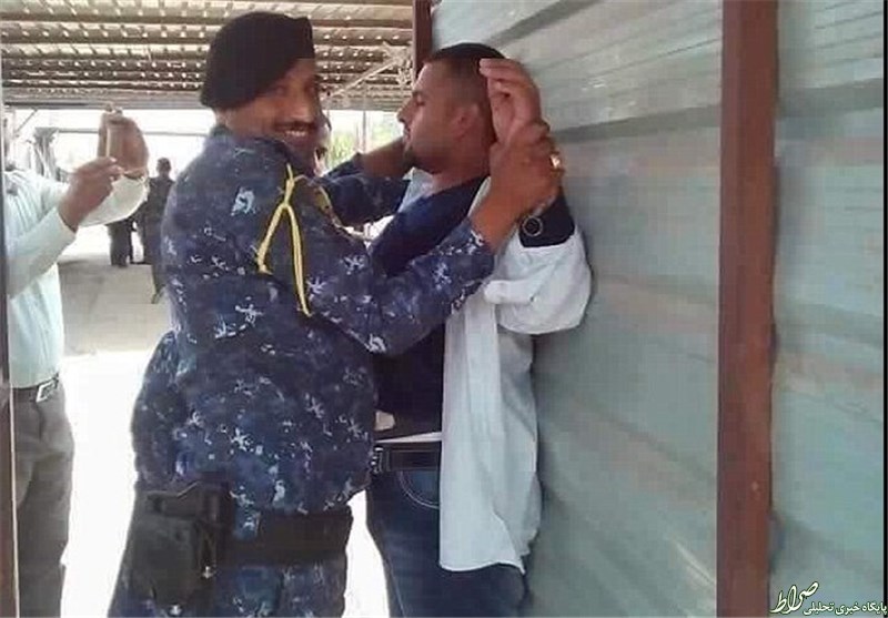 عکس/ لبخند افسر عراقی حین بازداشت یک داعش