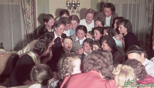عکس/ آدولف هیتلر در جمع زنان