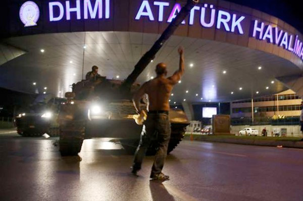 مردی که سمبل ایستادگی مردم ترکیه شد +عکس