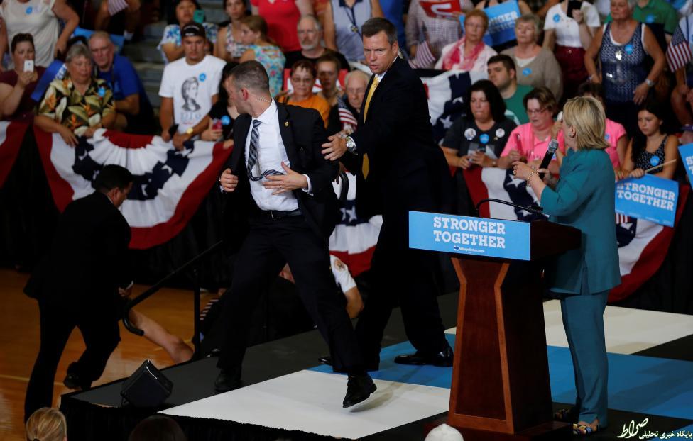 عکس/ لحظه حمله به کلینتون در حین سخنرانی تبلیغاتی