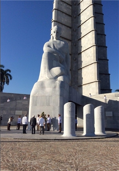 عکس/ ظریف پای مجسمه رهبر استقلال کوبا