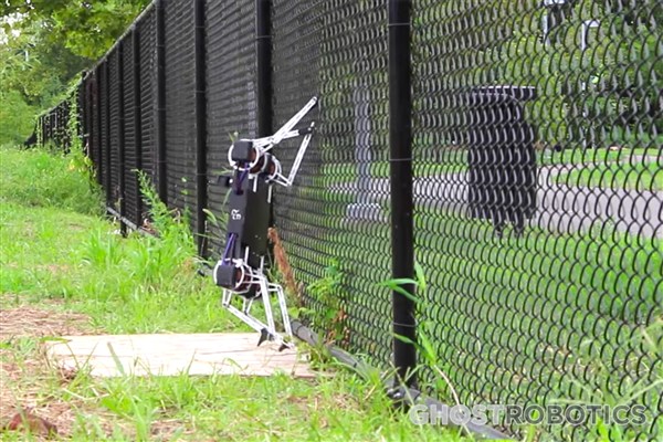 رباتی که از حصارها بالا می‌رود+عکس
