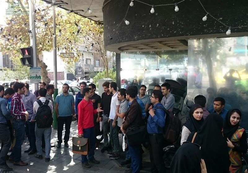 تجمع دوباره دانشجویان مقابل وزارت نفت+عکس