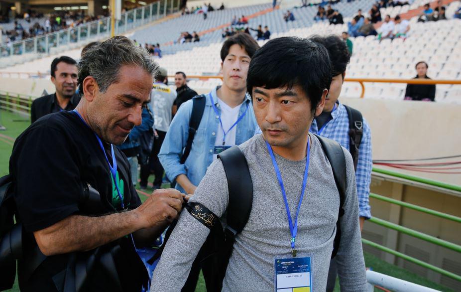 خبرنگاران کره‌ای بازوبند بستند+تصاویر