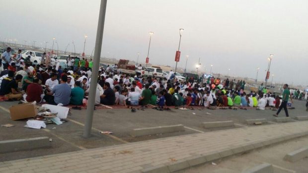 افطاری دسته‌جمعی سعودی ها در روز عاشورا+تصاویر