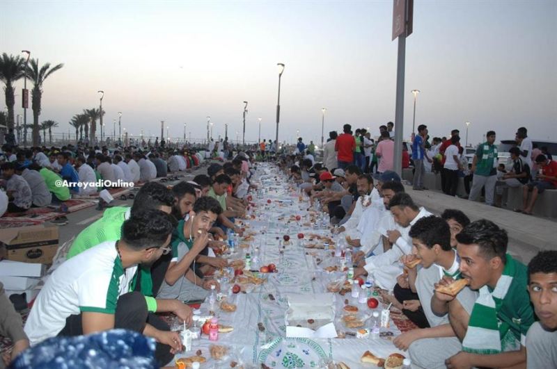 افطاری دسته‌جمعی سعودی ها در روز عاشورا+تصاویر