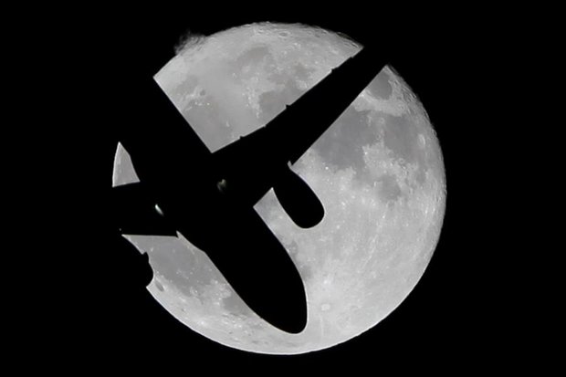 عکس/عبور یک هواپیما از مقابل ماه