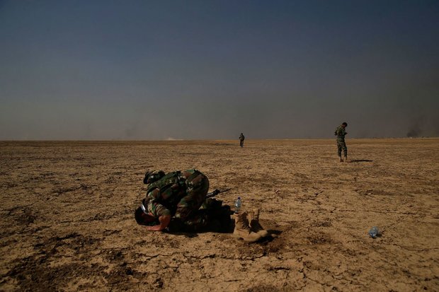 عکس/نماز در خط مقدم جنگ با داعش