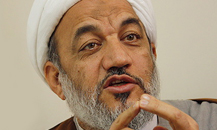 اگر جای احمدی نژاد بودم پای آقا را می‌بوسیدم