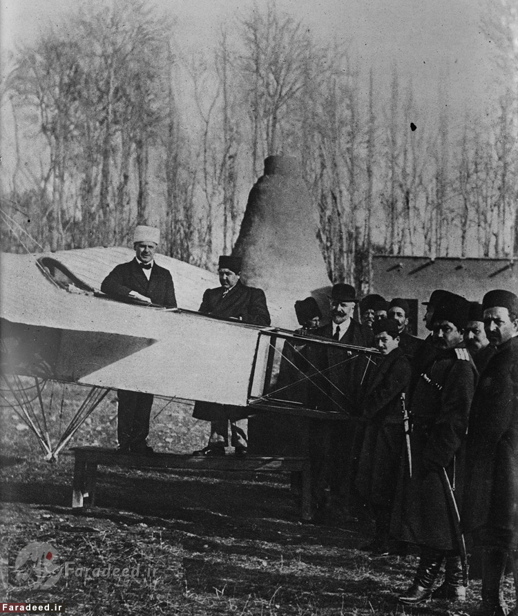 عکس/احمدشاه در کنار اولین هواپیمای ایران