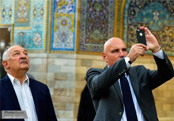 سفیر سوئیس در ایران به حرم مطهر رضوی رفت+تصاویر