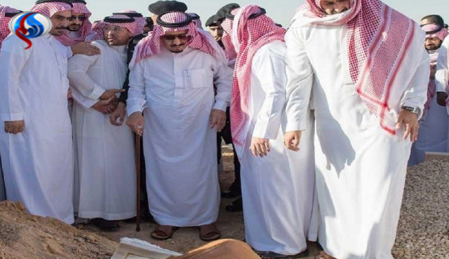 عکس/ژست پادشاه عربستان در گورستان