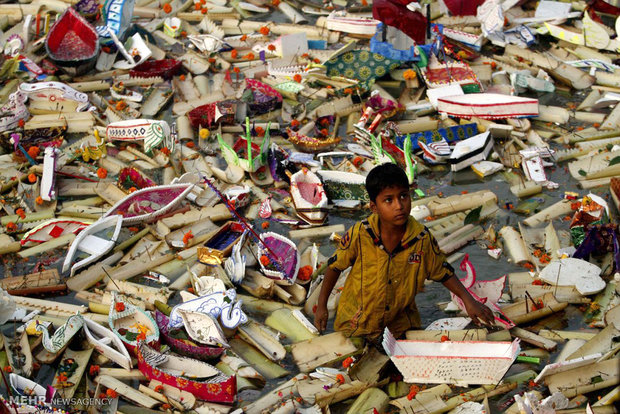 عکس/زباله های پس از مراسم هندوها