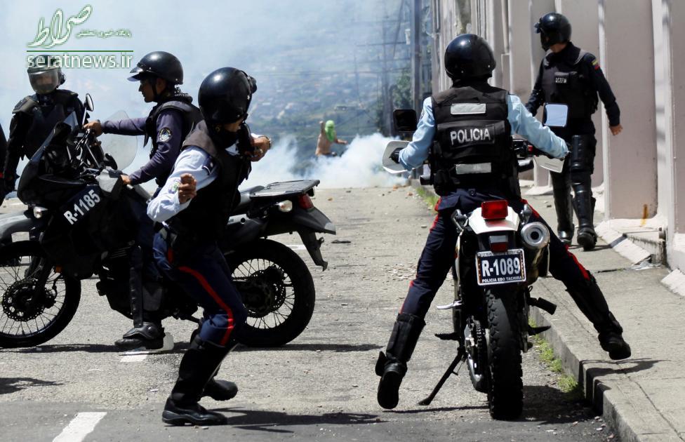عکس/اقدام عجیب پلیس در برابر شورشیان