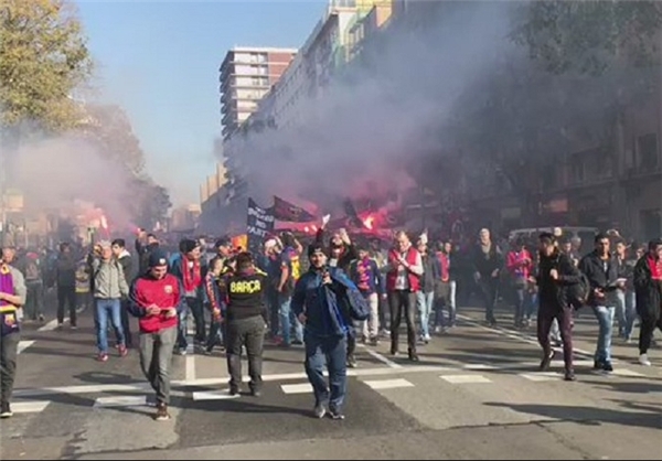 هجوم هواداران بارسلونا به نیوکمپ+عکس
