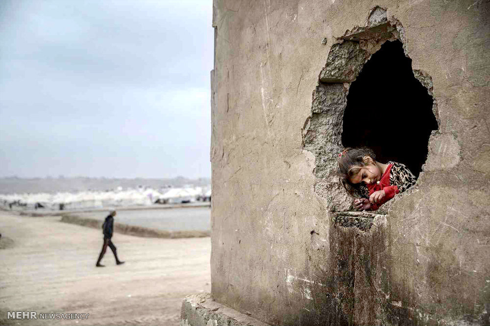 عکس/دختر عراقی داخل ساختمان آسیب دیده