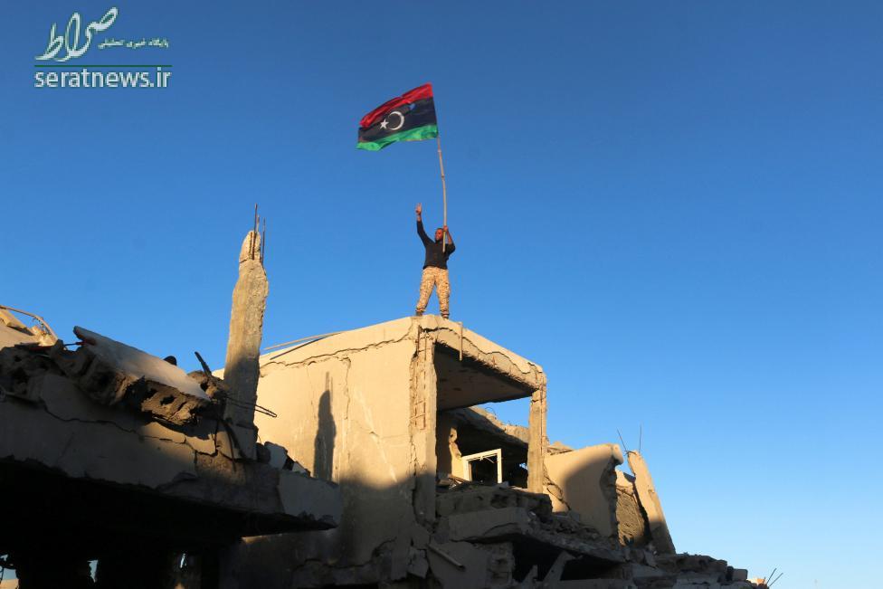 عکس/احتزاز پرچم لیبی در منطقه پاکسازی شده