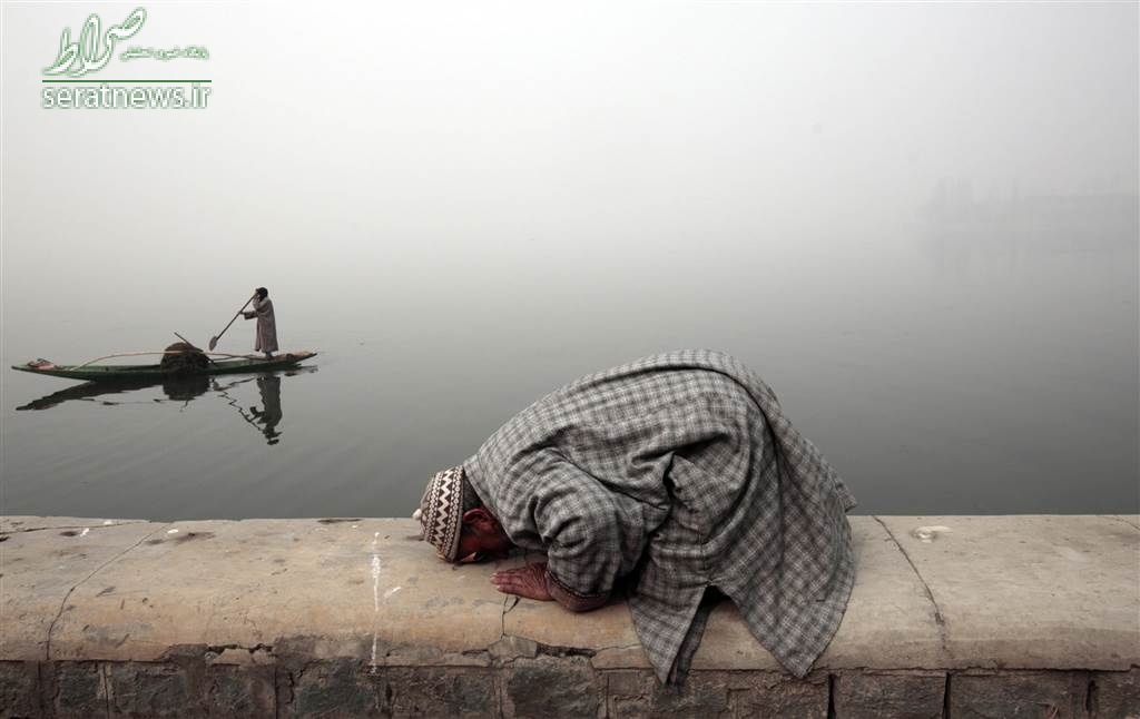 عکس/عبادت مرد مسلمان در حاشیه دریاچه