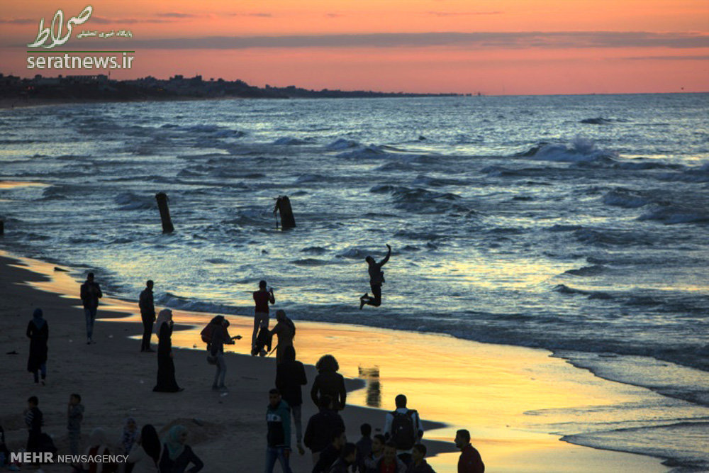 تفریح مردم کنار ساحل غزه